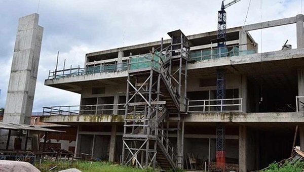 Estrutura cede e obra do Shopping Popular de Rio Branco pode estar em risco