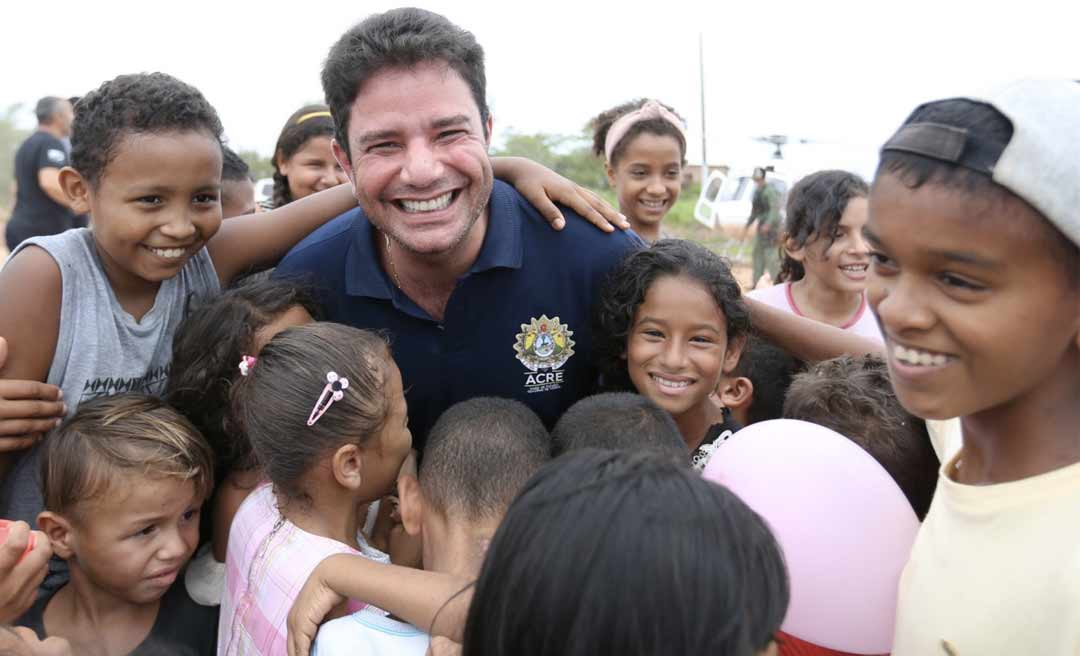 Na Transacreana, Gladson Cameli distribui presentes a crianças de famílias de colonos