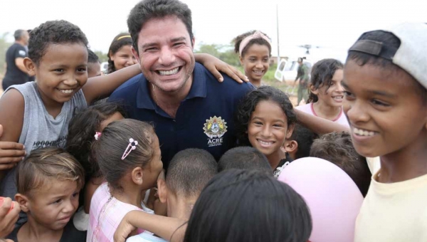 Na Transacreana, Gladson Cameli distribui presentes a crianças de famílias de colonos