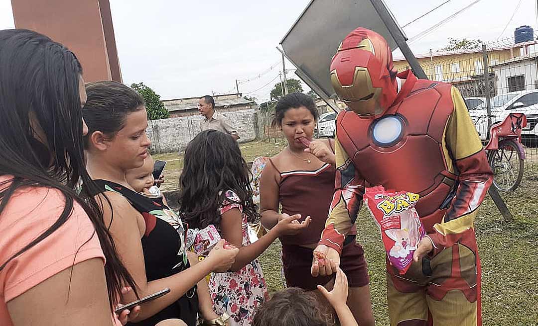 Homem de Ferro distribui doces e pipocas a crianças em bairros de Rio Branco