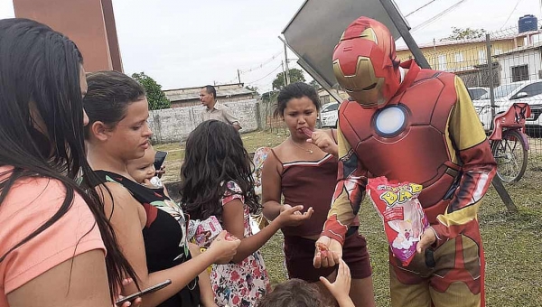 Homem de Ferro distribui doces e pipocas a crianças em bairros de Rio Branco