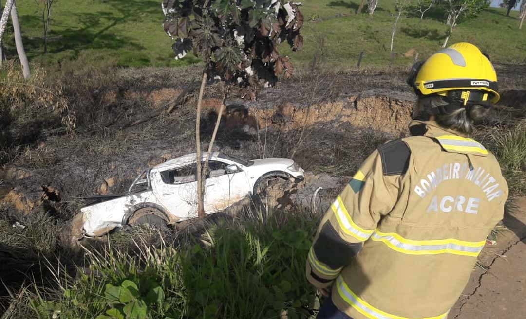 Caminhonete sai da pista durante a madrugada na estrada de Sena