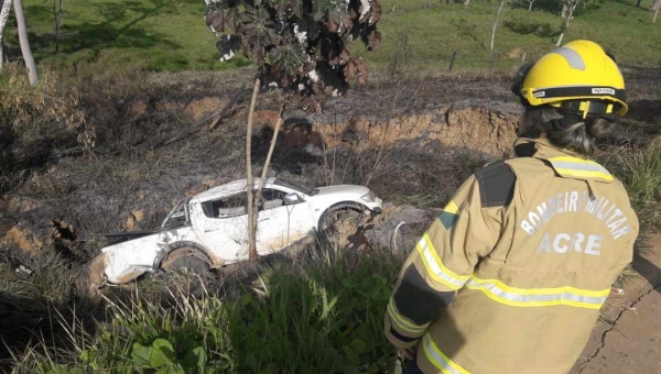 Caminhonete sai da pista durante a madrugada na estrada de Sena