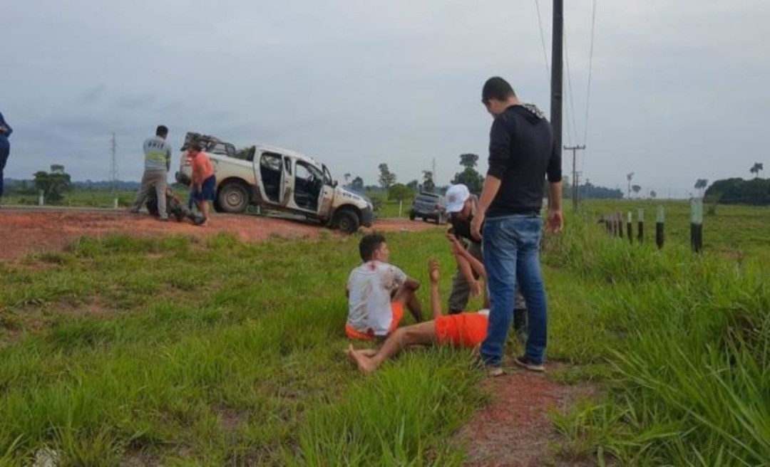 Viatura do Iapen que transportava presos capota na BR-317; motorista é conduzido ao PS em estado grave