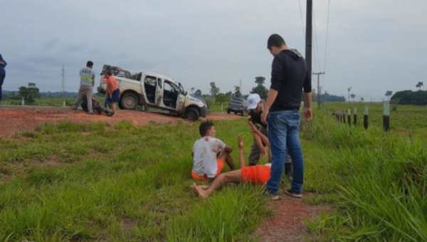 Viatura do Iapen que transportava presos capota na BR-317; motorista é conduzido ao PS em estado grave