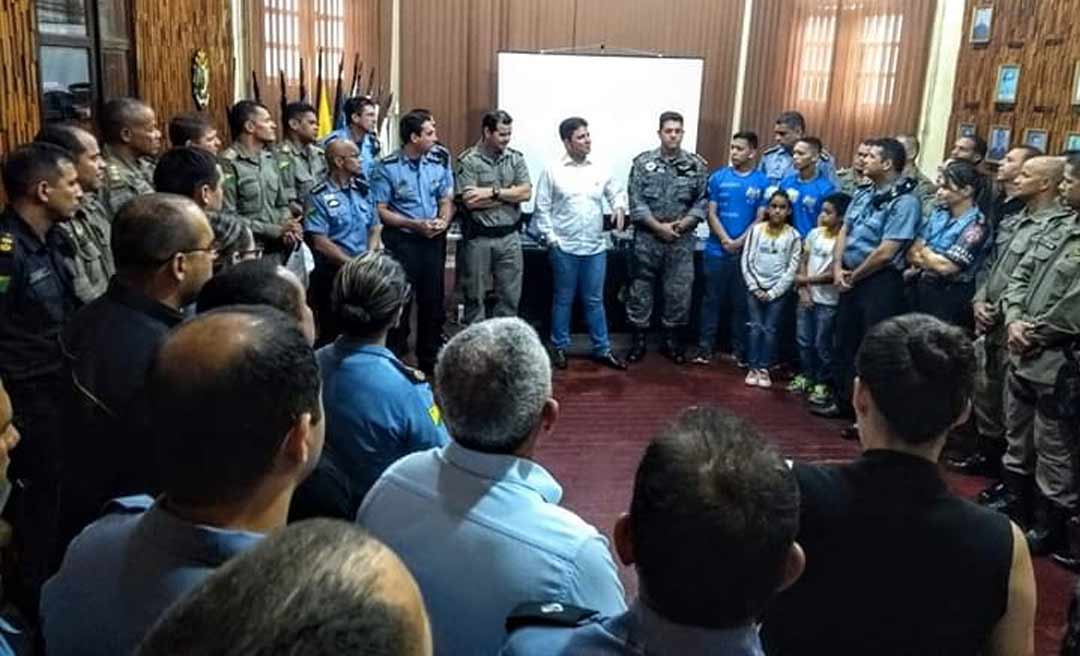 No comando da PM do Acre, Gladson conhece programa Patrulha Maria da Penha e fala em valorização