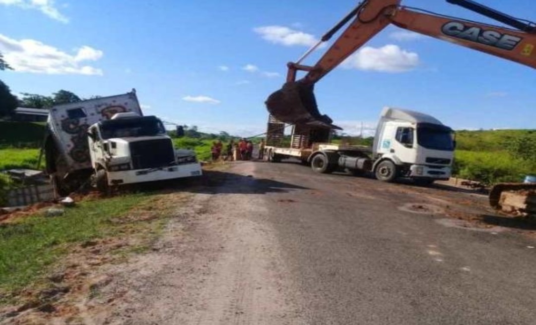 Carreta do Circo Pepa tomba na BR-364 e deixa trânsito lento na rodovia