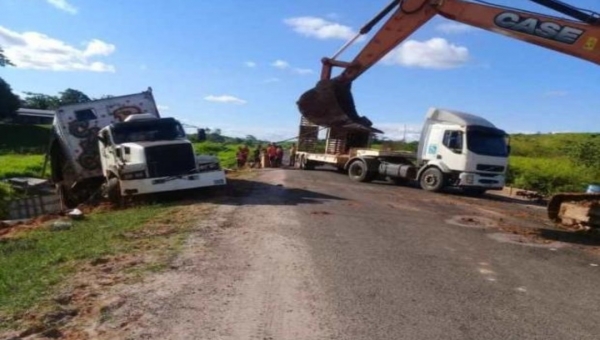 Carreta do Circo Pepa tomba na BR-364 e deixa trânsito lento na rodovia