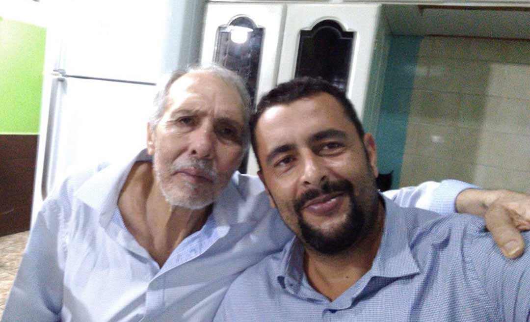 Filho de Hildebrando Pascoal posta foto ao lado do pai e comemora decisão judicial