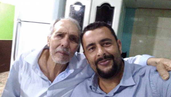 Filho de Hildebrando Pascoal posta foto ao lado do pai e comemora decisão judicial