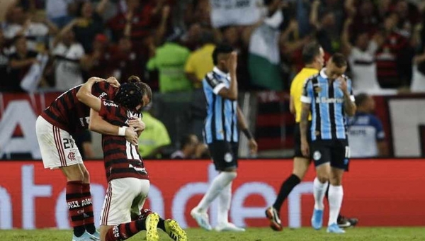 Grêmio dá vexame, leva goleada do Flamengo e está fora da Libertadores