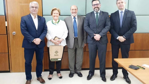 Alan Rick e Ana Amélia apresentam projeto inovador para produção de borracha anti-alérgica no Ministério da Agricultura