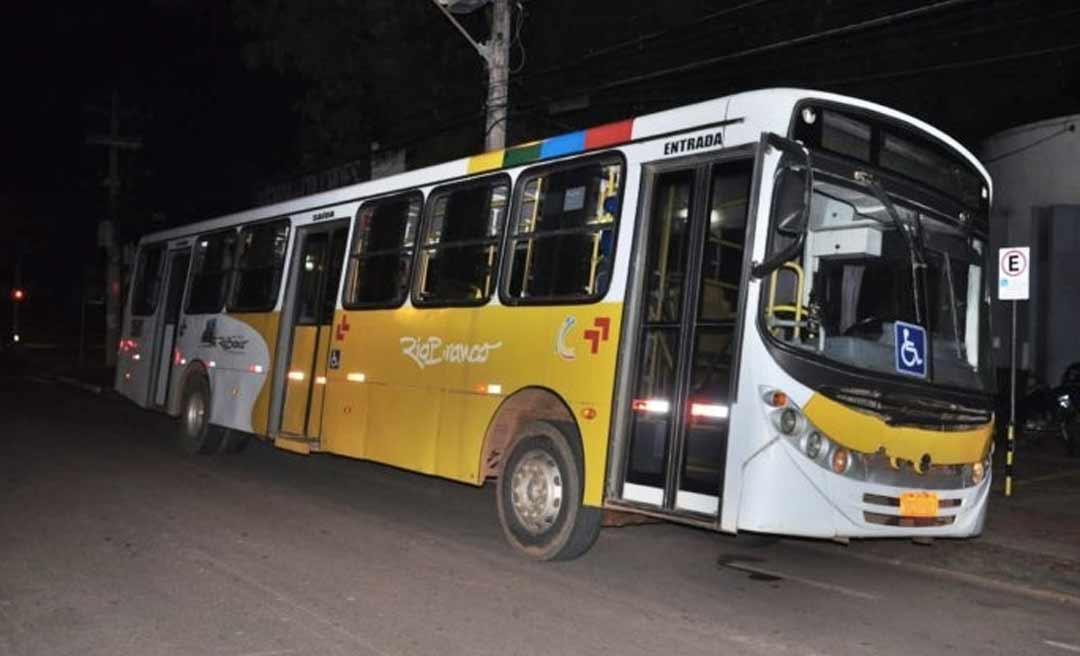 Bandidos armados com escopeta invadem ônibus e assaltam motorista no bairro Calafate