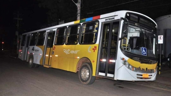 Bandidos armados com escopeta invadem ônibus e assaltam motorista no bairro Calafate