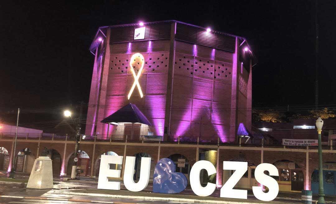 Ladrões furtam refletores do Outubro Rosa na catedral de Nossa Senhora da Glória em Cruzeiro do Sul