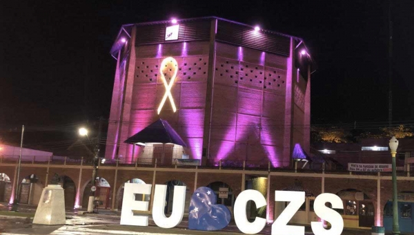 Ladrões furtam refletores do Outubro Rosa na catedral de Nossa Senhora da Glória em Cruzeiro do Sul