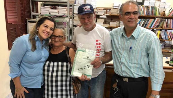 Mara Rocha participa da entrega de títulos de propriedades rurais com superintendente do Incra