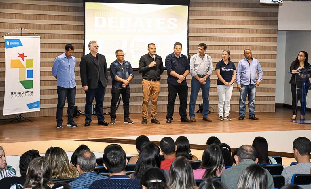 Prefeito Ilderlei Cordeiro participa do I Ciclo de Debates do Tribunal de Contas do Estado em Cruzeiro do Sul