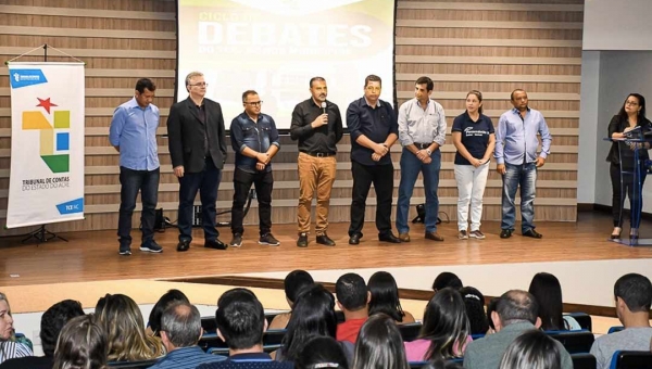 Prefeito Ilderlei Cordeiro participa do I Ciclo de Debates do Tribunal de Contas do Estado em Cruzeiro do Sul