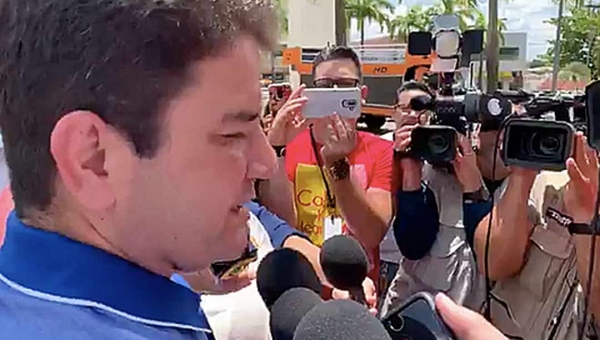 Gladson vai para o meio da manifestação dos servidores do TJ e responde questionamentos sobre orçamento