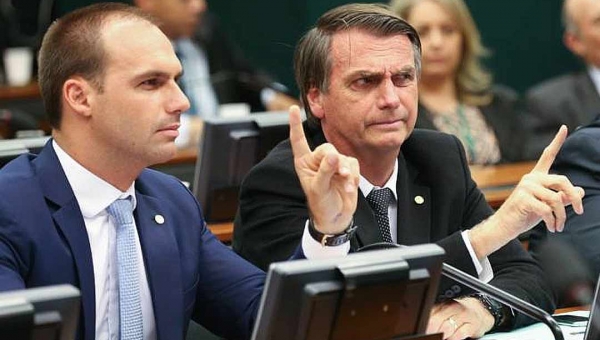 Após fala de Eduardo, Bolsonaro diz que quem fala em AI-5 “está sonhando”