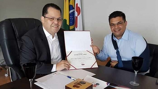 Manuel Marcos recebe certificado de reconhecimento da OAB e destaca manutenção das prerrogativas dos advogados