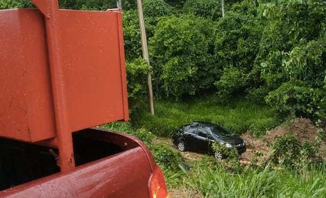 Carro cai em ribanceira na estrada do aeroporto de Rio Branco nesta sexta-feira