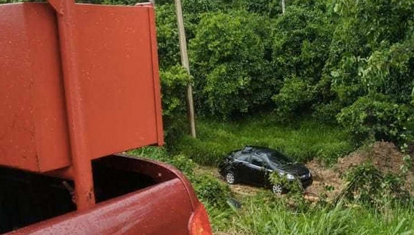 Carro cai em ribanceira na estrada do aeroporto de Rio Branco nesta sexta-feira