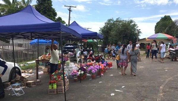 Dia de Finados movimenta comércio informal em Cruzeiro do Sul