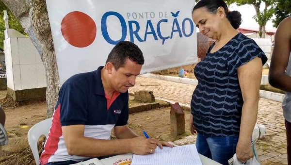 Pastor da Igreja Universal do Reino de Deus instala ponto de oração no Jardim da Saudade