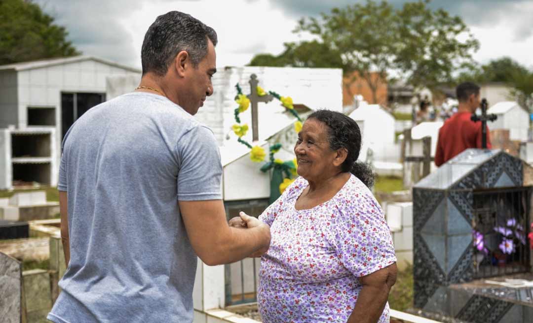 Prefeito André Maia marca presença em missa no cemitério de Senador Guiomard no dia de finados