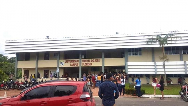 Primeiro dia de provas do Enem movimenta principais escolas de Cruzeiro do Sul