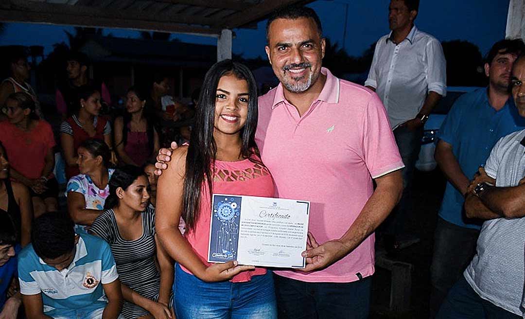 Ilderlei Cordeiro realiza entrega de certificados de formandos da Vila Santa Luzia