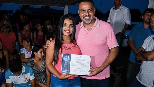 Ilderlei Cordeiro realiza entrega de certificados de formandos da Vila Santa Luzia