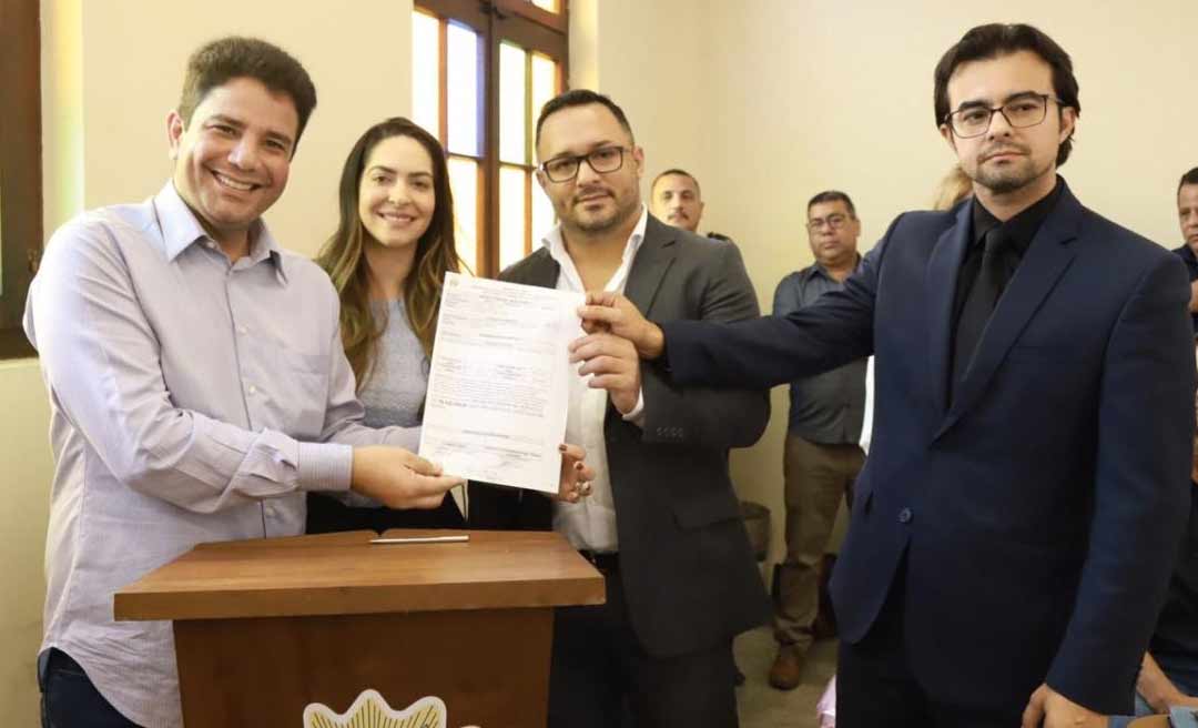 Gladson Cameli assina ordens de serviço para reformas em Cruzeiro do Sul