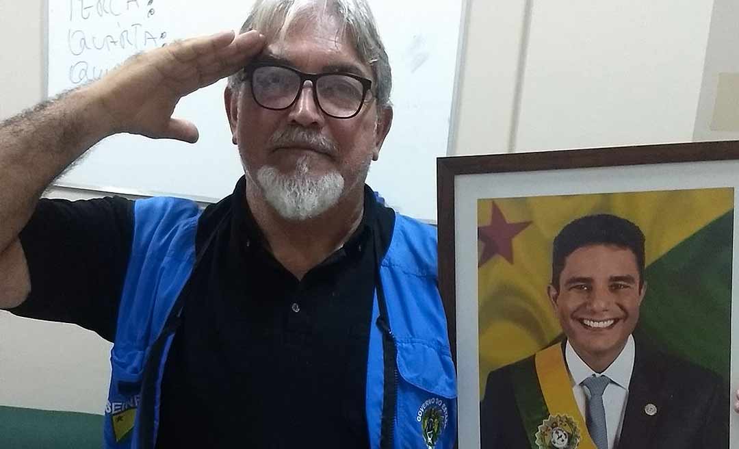 Birico aparece em foto com quadro de Gladson Cameli e prestando continência