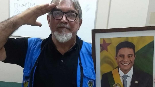 Birico aparece em foto com quadro de Gladson Cameli e prestando continência