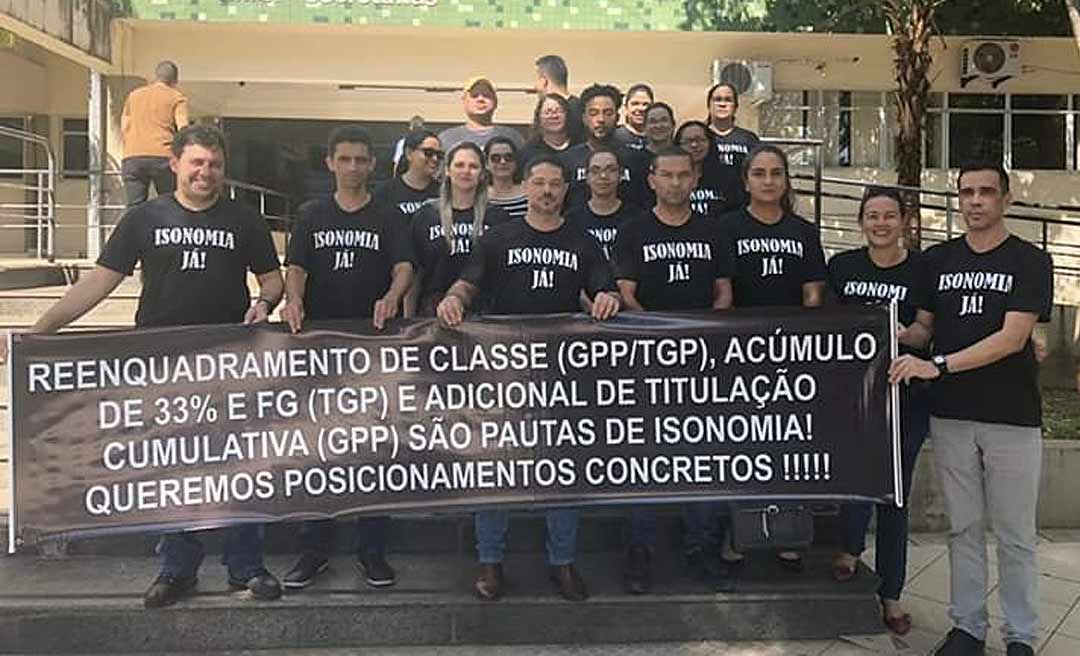 Gestores de políticas públicas e técnicos protestam na frente do Palácio nesta terça-feira