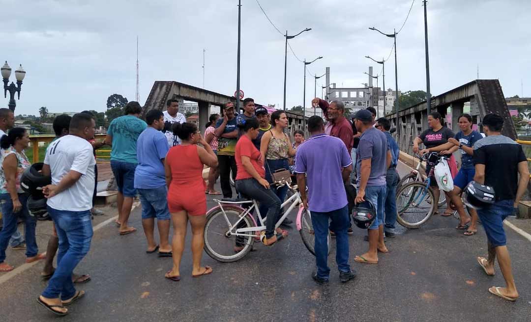 Moradores do ramal do Judia fecham ponte Juscelino Kubitschek em protesto 