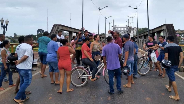 Moradores do ramal do Judia fecham ponte Juscelino Kubitschek em protesto 