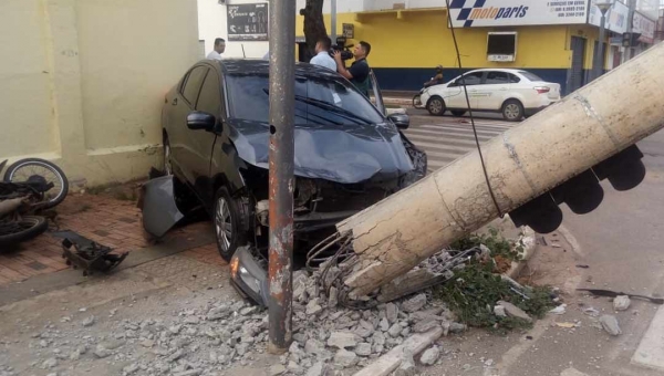 Motorista colide e derruba poste sobre a fiação na Nações Unidas na manhã desta terça-feira