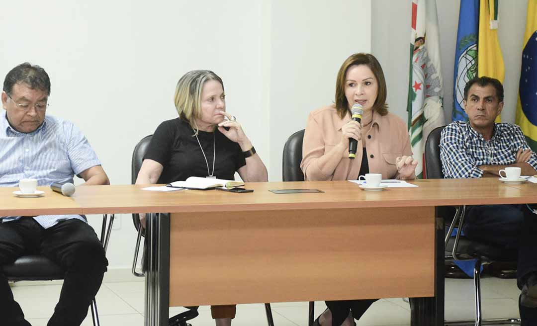 Prefeita Socorro Neri reúne prefeitos para discutir saneamento básico nos municípios do Acre