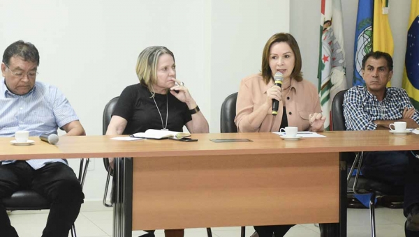 Prefeita Socorro Neri reúne prefeitos para discutir saneamento básico nos municípios do Acre