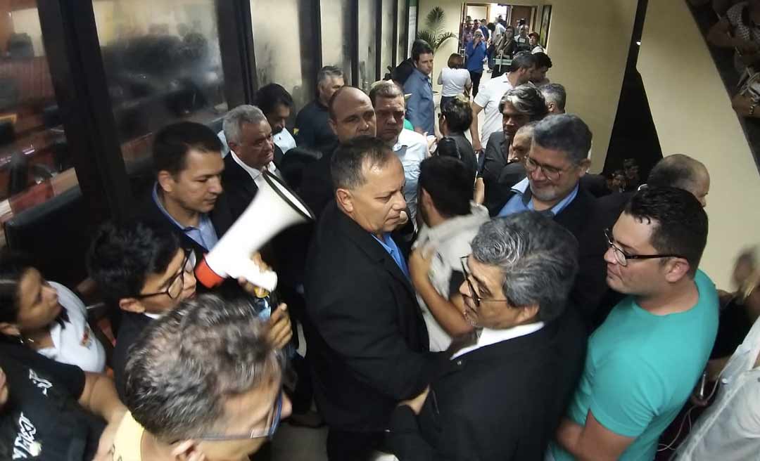 Deputados da base estudam votar a reforma da previdência fora do plenário; regimento permite