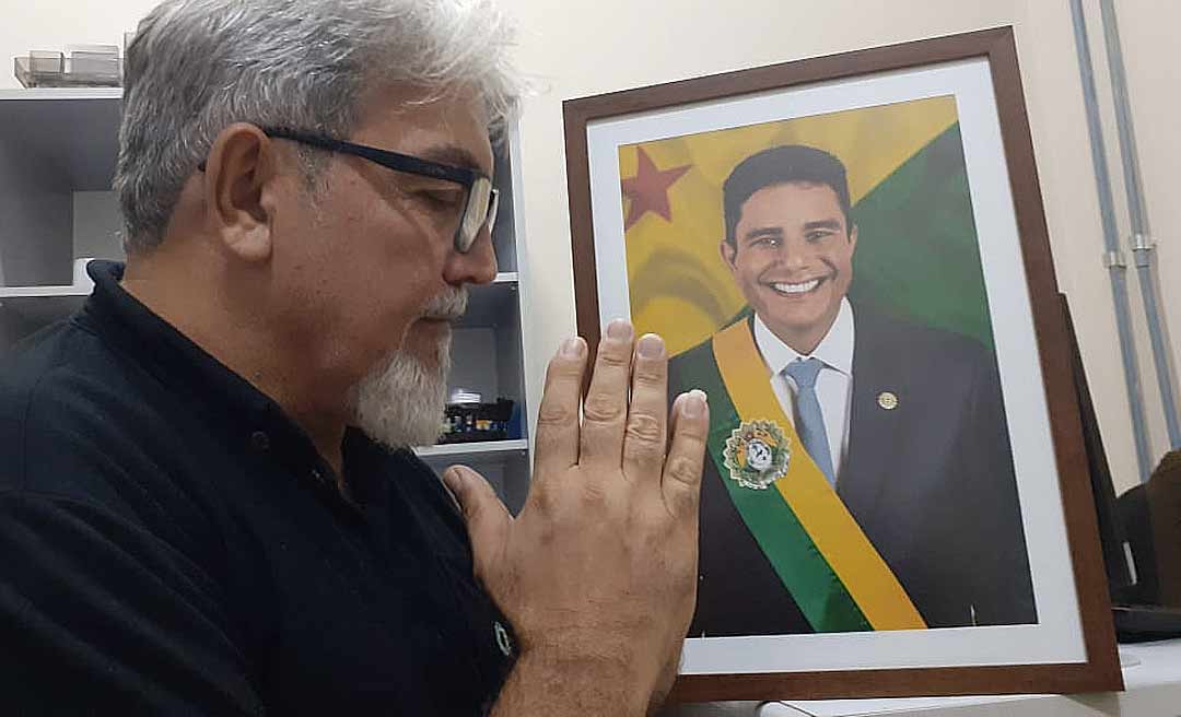 Em posição de reverência, Birico é fotografado rezando em quadro de Gladson Cameli: "Estamos orando pelo nosso grande governador"