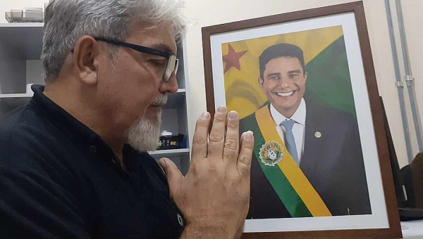 Em posição de reverência, Birico é fotografado rezando em quadro de Gladson Cameli: "Estamos orando pelo nosso grande governador"