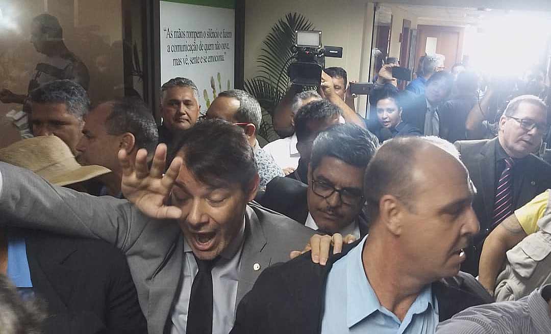 Pancadaria na casa do povo - Servidores e sindicalistas tentam invadir salão nobre Assembleia Legislativa