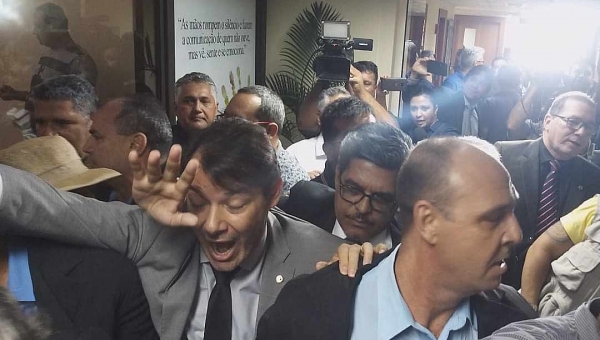 Pancadaria na casa do povo - Servidores e sindicalistas tentam invadir salão nobre Assembleia Legislativa