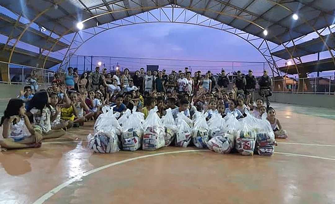 Policiais militares de Rio Branco entregam cestas básicas para famílias carentes em ação social no Jequitibá