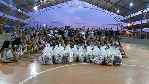 Policiais militares de Rio Branco entregam cestas básicas para famílias carentes em ação social no Jequitibá